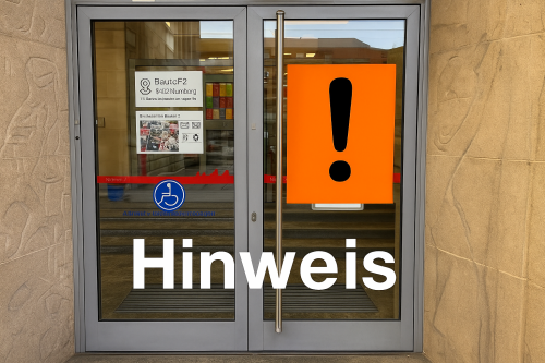 Foto der Eingangstür mit orangem Ausrufezeichen und dem Wort Hinweis © Eichinger
