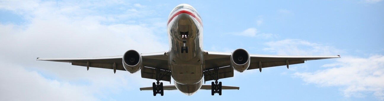 Bild © PublicDomainPictures / Pixabay Passagierflugzeug vor blauem Himmel, Bild © PublicDomainPictures / Pixabay