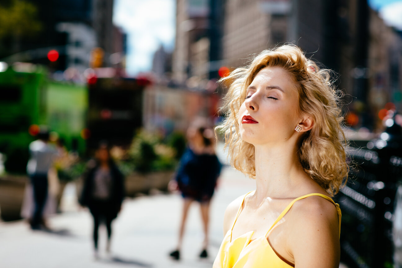 Frau bei Atempause in der Stadt