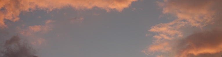 Bild eines Abendhimmels mit verschiedenfarbigen Wolken