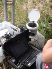 Auslesung eines Datenloggers an einer Grundwassermessstelle