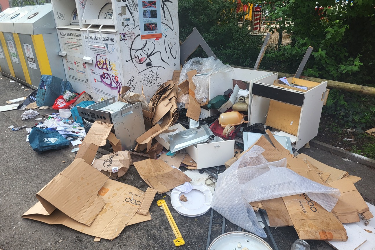 Die unzulässige Abfallablagerung außerhalb dafür zugelassener Einrichtungen ist eine bußgeldbelegte Ordnungswidrigkeit.