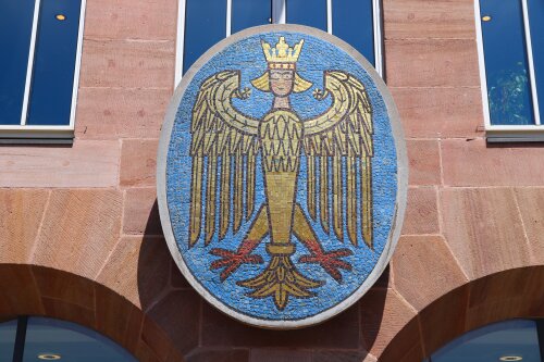 Aufnahme des Wappen am Rathaus am Hauptmarkt in Nürnberg, Deutschland.