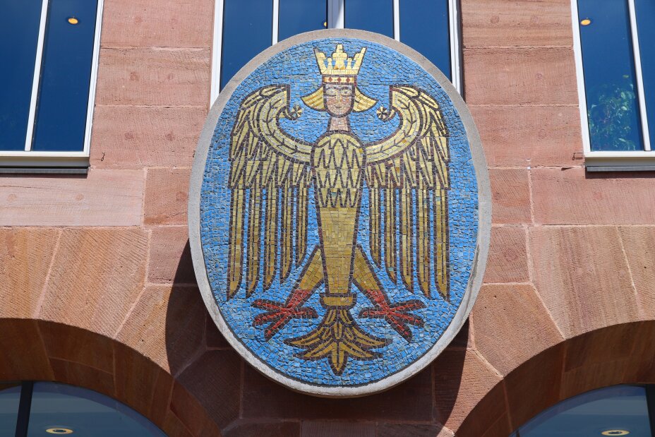 Aufnahme des Wappen am Rathaus am Hauptmarkt in Nürnberg, Deutschland.