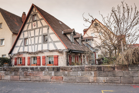 Blick auf ein historisches Haus in Großgründlach