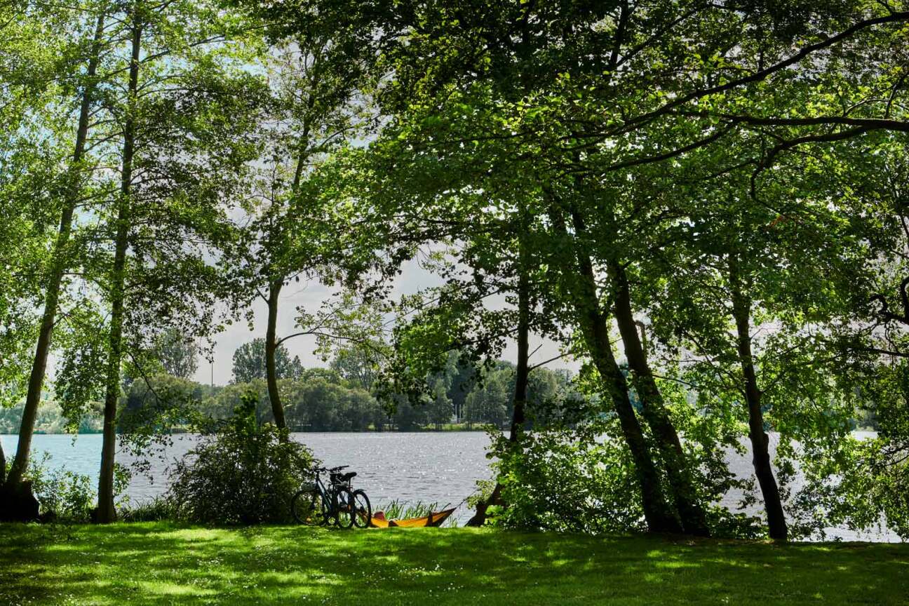 Dutzendteich, Bild © Gerhard Illig / Stadt Nürnberg, Umweltamt Hängematte am Dutzendteich unter Bäumen, Bild © Gerhard Illig / Stadt Nürnberg, Umweltamt