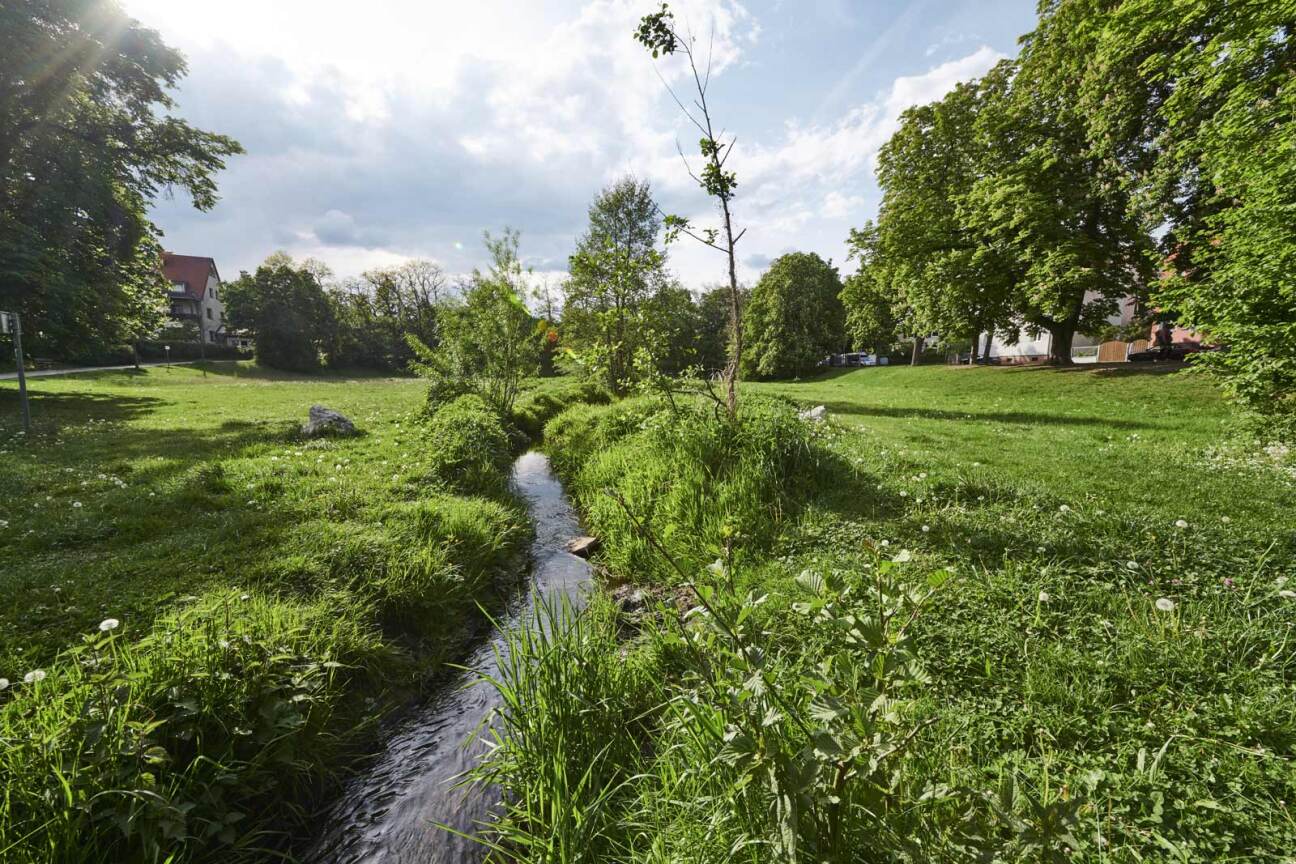 Bild © Gerhard Illig / Stadt Nürnberg/Umweltamt Flusslauf und Grünflächen am Aussigerplatz, Bild © Gerhard Illig / Stadt Nürnberg/Umweltamt