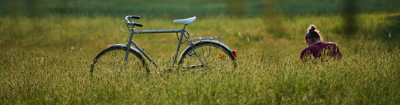 Blick auf einen Mann der neben seinem Fahrrad im Marienpark sitzt