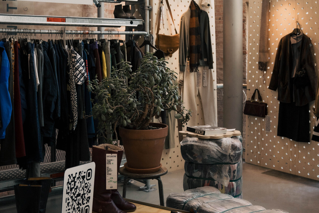 Blick in den Gentlemachine Secondhand Kleidungsshop