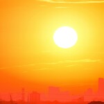 helle Sonne über einer Stadtsilhouette