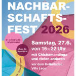 Das Bild stellt das Programm des Nachbarschaftsfestes in der Villa Leon vor. Es sind zwei Sonnenschirme zu sehen, die Richtung blauem Himmel zeigen.
