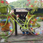 Fahrrad mit bunten Blumen
