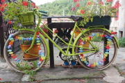 Fahrrad mit bunten Blumen