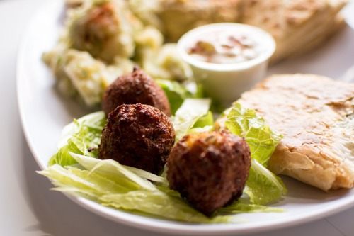 Falafel und Fladenbrot mit Humms