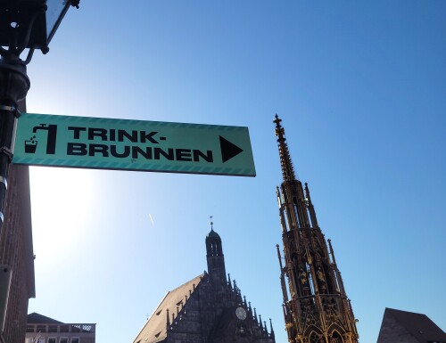 Hinweisschild Trinkbrunnen am Hauptmarkt