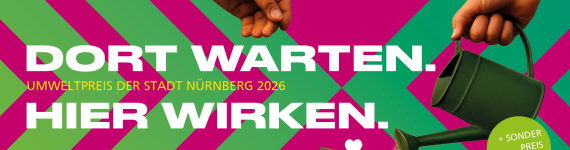 Titelbild zur Ausschreibung des Umweltpreises 2026, 2 Hände gießen eine zarte Pflanze, die Überschrift lautet: Dort warten, hier wirken.