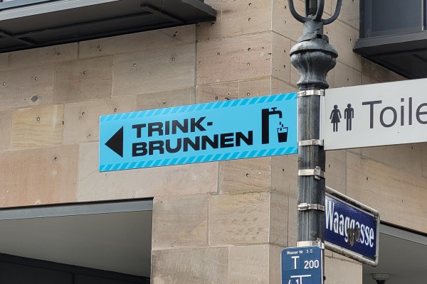 Trinkbrunnenschild an Laterne in der Nürnberger Altstadt