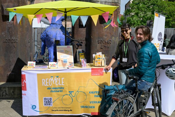 Der ReCycle-Fahrradflohmarkt - Hier können Fahrräder und Zubehör verkauft oder ein neues Rad erworben werden. Zusätzlich gibt es einen ADFC Infostand und foodsharing verteilt gerettete Lebensmittel.