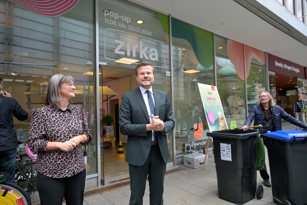 Bis Freitag, 3. Juli 2026, will der "zirka"-Pop-up-Store in der Pfannenschmiedsgasse nachhaltiges Handeln erlebbar machen. Zur Eröffnung am Donnerstag, 11. Juni, waren die Referentin für Umwelt und Gesundheit, Britta Walthelm, Oberbürgermeister Marcus König sowie Percussionist Yogo Pausch zu Gast (von links nach rechts).