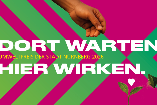 Titelbild zur Ausschreibung des Umweltpreises 2026, 2 Hände gießen eine zarte Pflanze, die Überschrift lautet: Dort warten, hier wirken.
