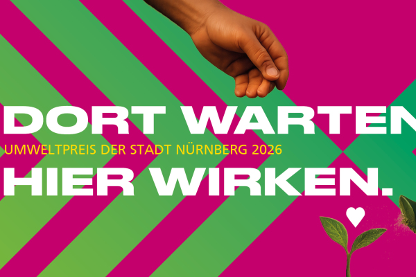 Titelbild zur Ausschreibung des Umweltpreises 2026, 2 Hände gießen eine zarte Pflanze, die Überschrift lautet: Dort warten, hier wirken.