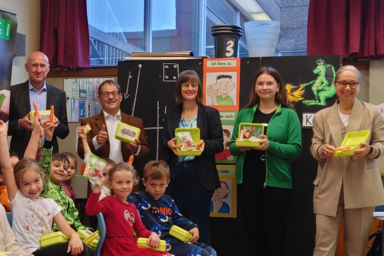 Referentin Walthelm verteilt gemeinsam mit den Sponsoren die Bio Brotboxen in einer Grundschule