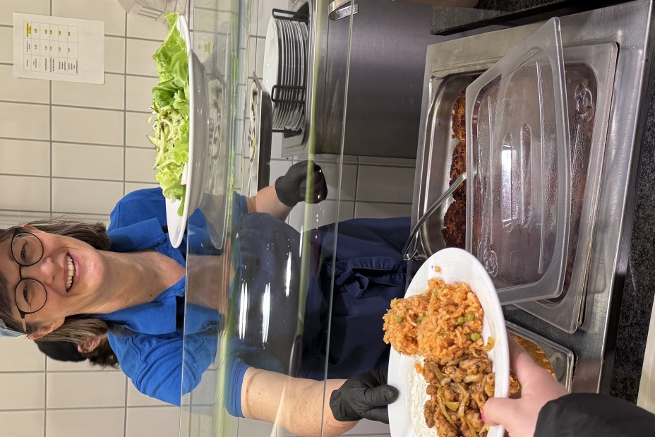 Britta Walthelm verteilt Bio-Essen in der Kantine Rathaustreff