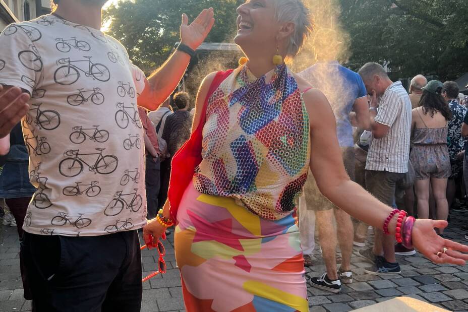 Frau im Vernebler in der Abendsonne, Bild © Magdalena Riedl / Arauco