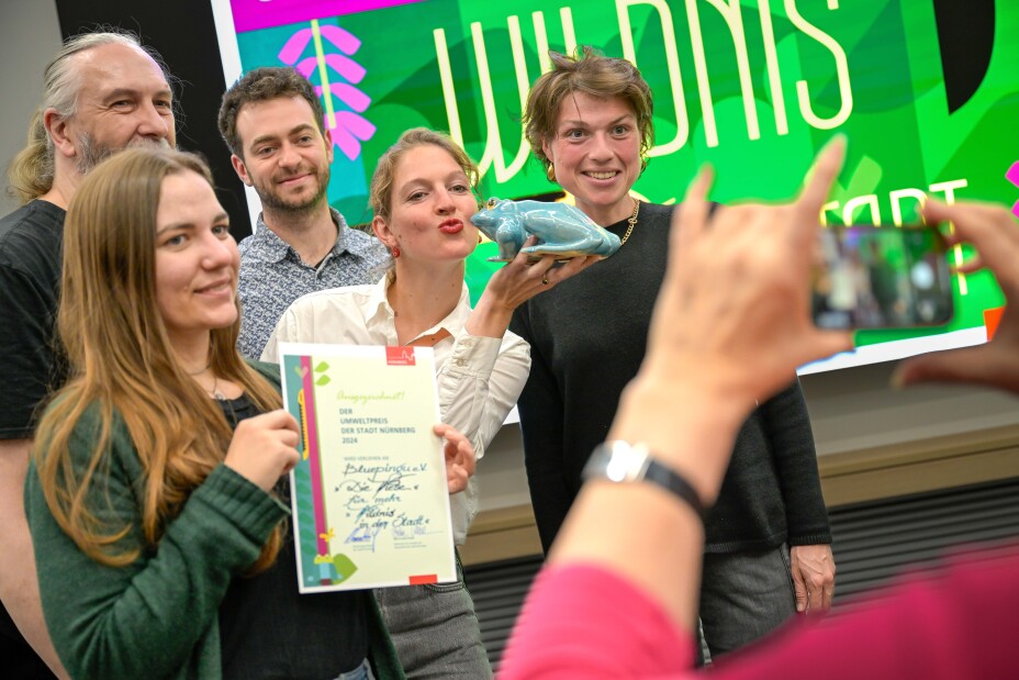 Preisträger des Projektes "Die Wiese" posieren mit ihrer Urkunde, Bild © Anestis Aslanidis