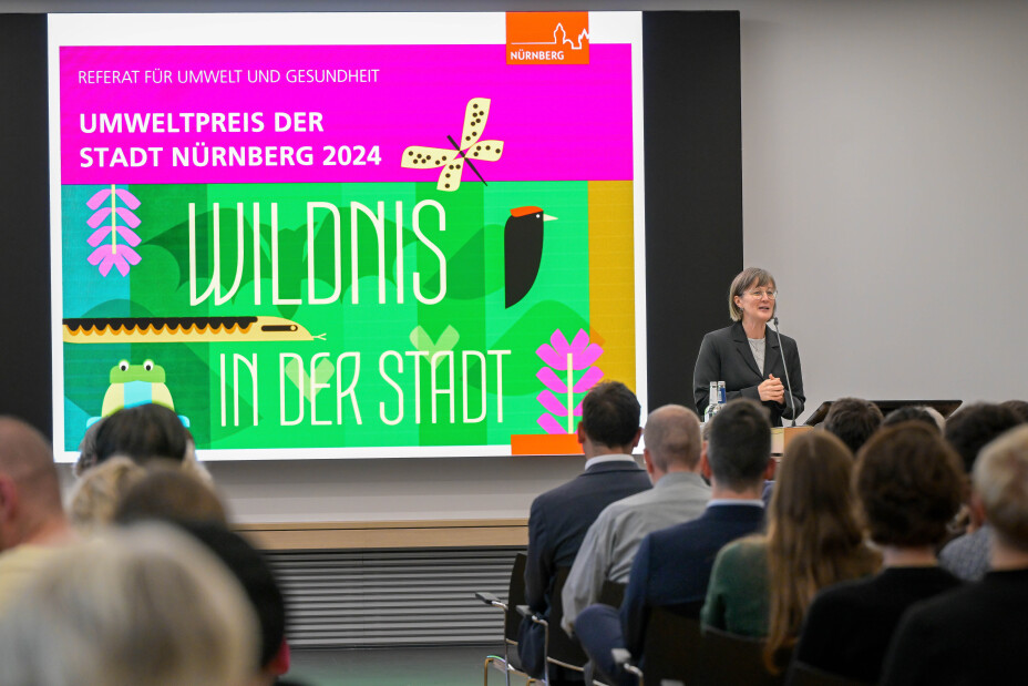 Umweltreferentin Britta Walthelm hält eine vor dem Publikum der Preisverleihung, Bild © Anestis Aslanidis