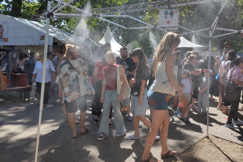 Menschen unter einem Vernebler, Bild © Romy Eißner / Stadt Nürnberg