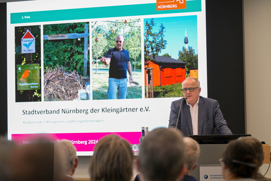 Rede eines Repräsentanten der Gewinner des Umweltpreises - Der Stadtverband Nürnberg der Kleingärtner e.V., Bild © Anestis Aslanidis