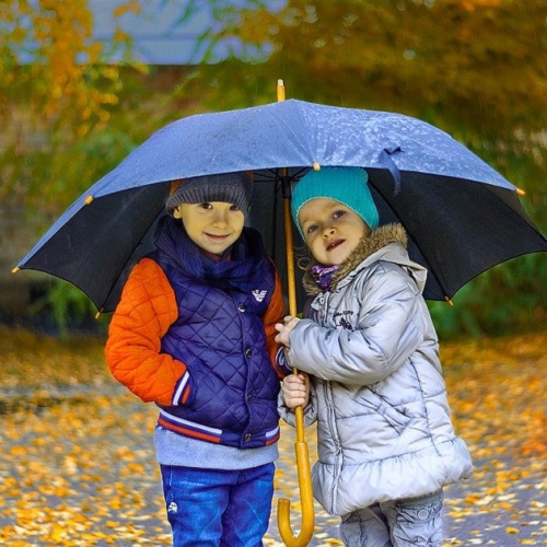 Kinder unter Regenschirm © Pixabay