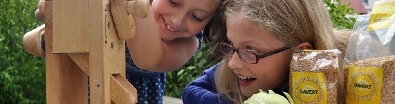 Bild © Birgit Paulsen Mädchen mit einer Getreidemühle, Bild © Birgit Paulsen