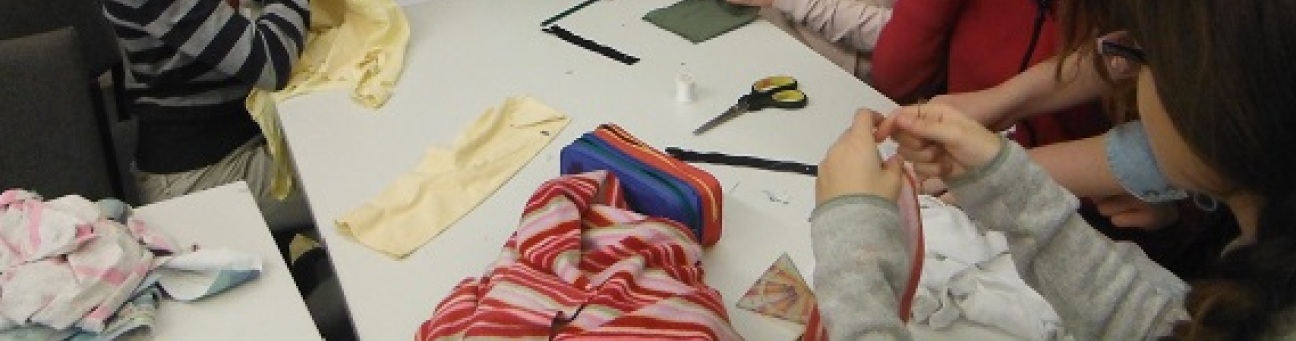 Bild © Bild: Umweltstation Nürnberg Kinder beim Nähen, Bild © Bild: Umweltstation Nürnberg
