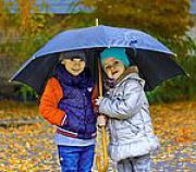 Kinder unter Regenschirm