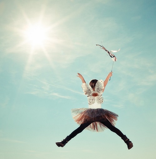 Kind springt Richtung Sonne © https://www.pixabay.de