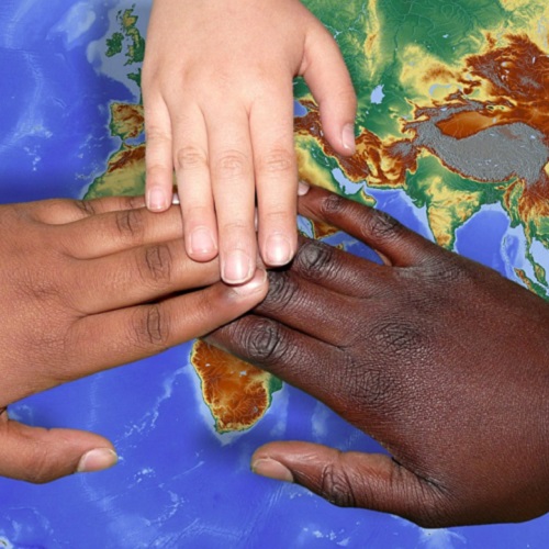 Drei Hände auf einer Erde © www.pixabay.de