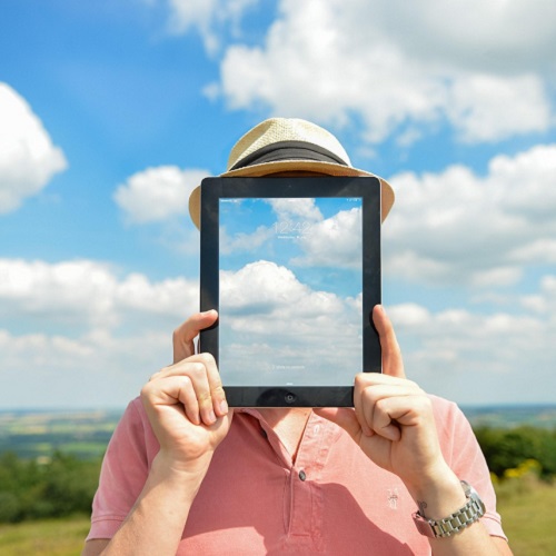 Mensch hält ein iPad vor das Gesicht © pixabay