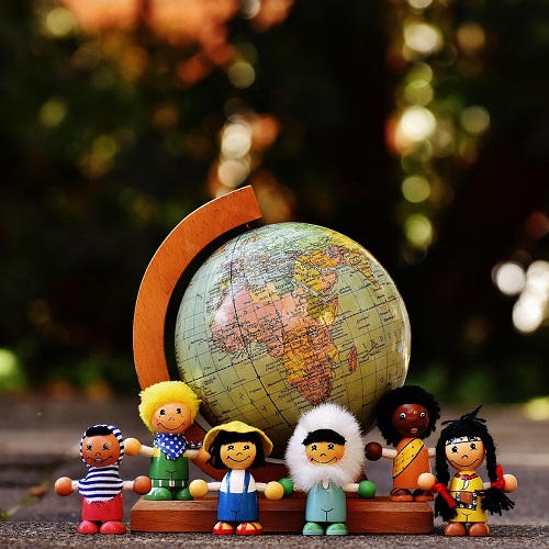 Weltkugel mit Figuren © Pixabay