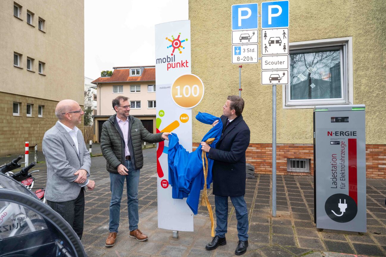 (von rechts nach links) Oberbürgermeister Marcus König, Planungs- und Baureferent Daniel F. Ulrich und Thomas Großnann, Geschäftsführer scouter Carsharing GmbH