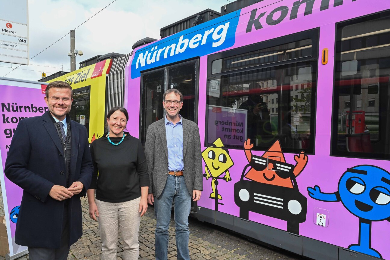 Am Donnerstag, 9. Oktober 2025, startete die stadtweiteKampagne „Respekt hat Effekt“ für mehr Rücksicht auf Nürnbergs Straßenund Wegen. Zum Auftakt haben (v. links) Oberbürgermeister Marcus König, Magdalena Weigel, Vorstandsmitgliedder VAG Verkehrs­Aktiengesellschaft und Planungsund Baureferent Daniel F. Ulrich , eine im Kampagnendesign beklebteStraßenbahn am Plärrer gemeinsam vorgestellt.
