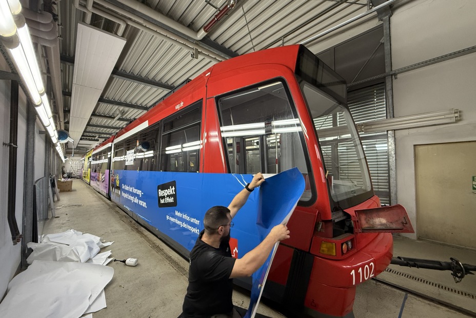 Beklebung Tram in Arbeit, Bild © Stadt Nürnberg