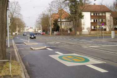 Eine gekennzeichnete Straßenbahnhaltestelle