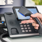 Modernes Telefon mit Hand am Hörer