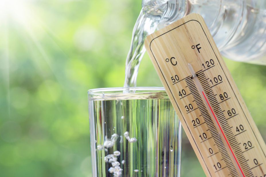 Wasserglas und Thermometer