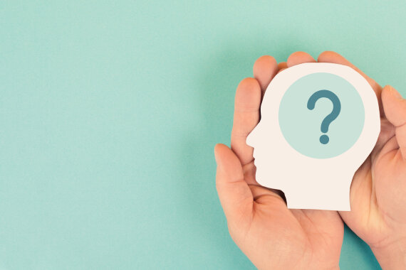 Hände mit Kopfschablone, im Kopf ist ein Fragezeichen