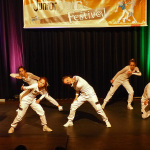 Tanzgruppe in weiß
