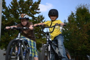 Jungs auf dem Fahrrad