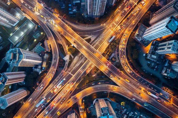 Verkehrsströme verlaufen durch eine Großstadt.